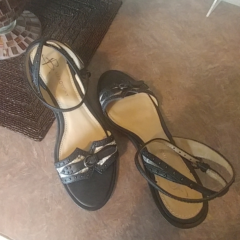 B Makowsky sandal wedges